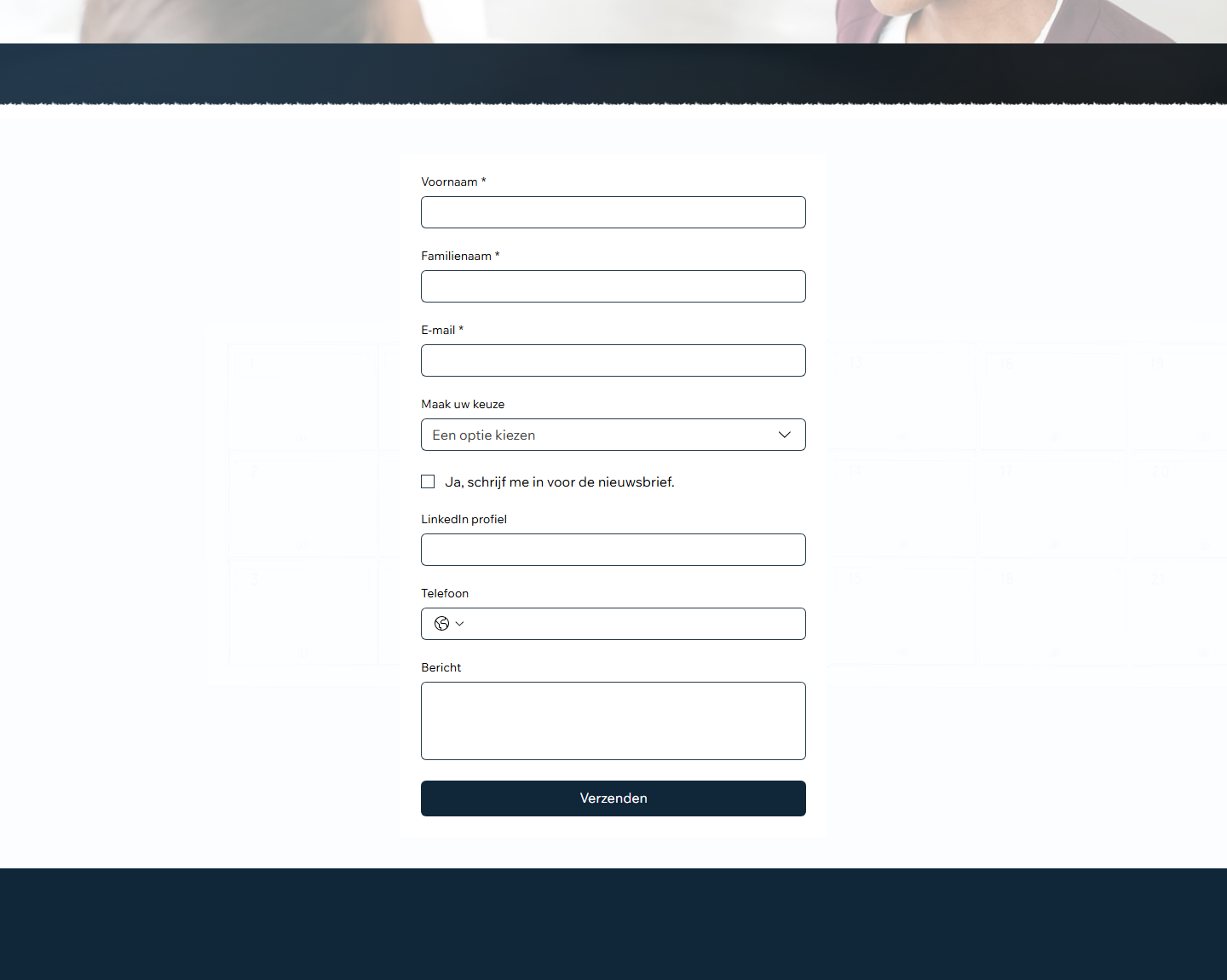 Screenshot van de startpagina: donkere lege strook en witruimte boven het contactformulier zonder titel